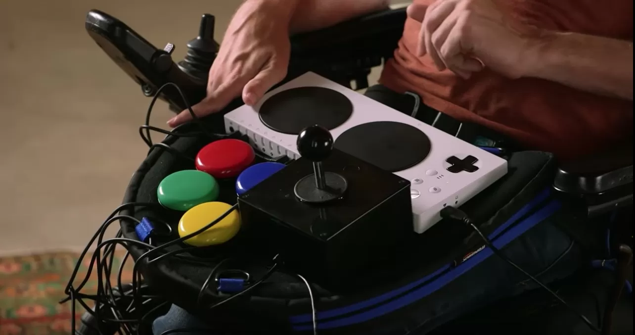 Trabasack Curve Connect wheelchair lap tray and bag with games console handset on top