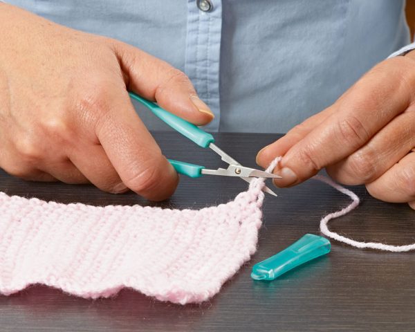 Peta Mini Easi-Grip scissors cutting wool