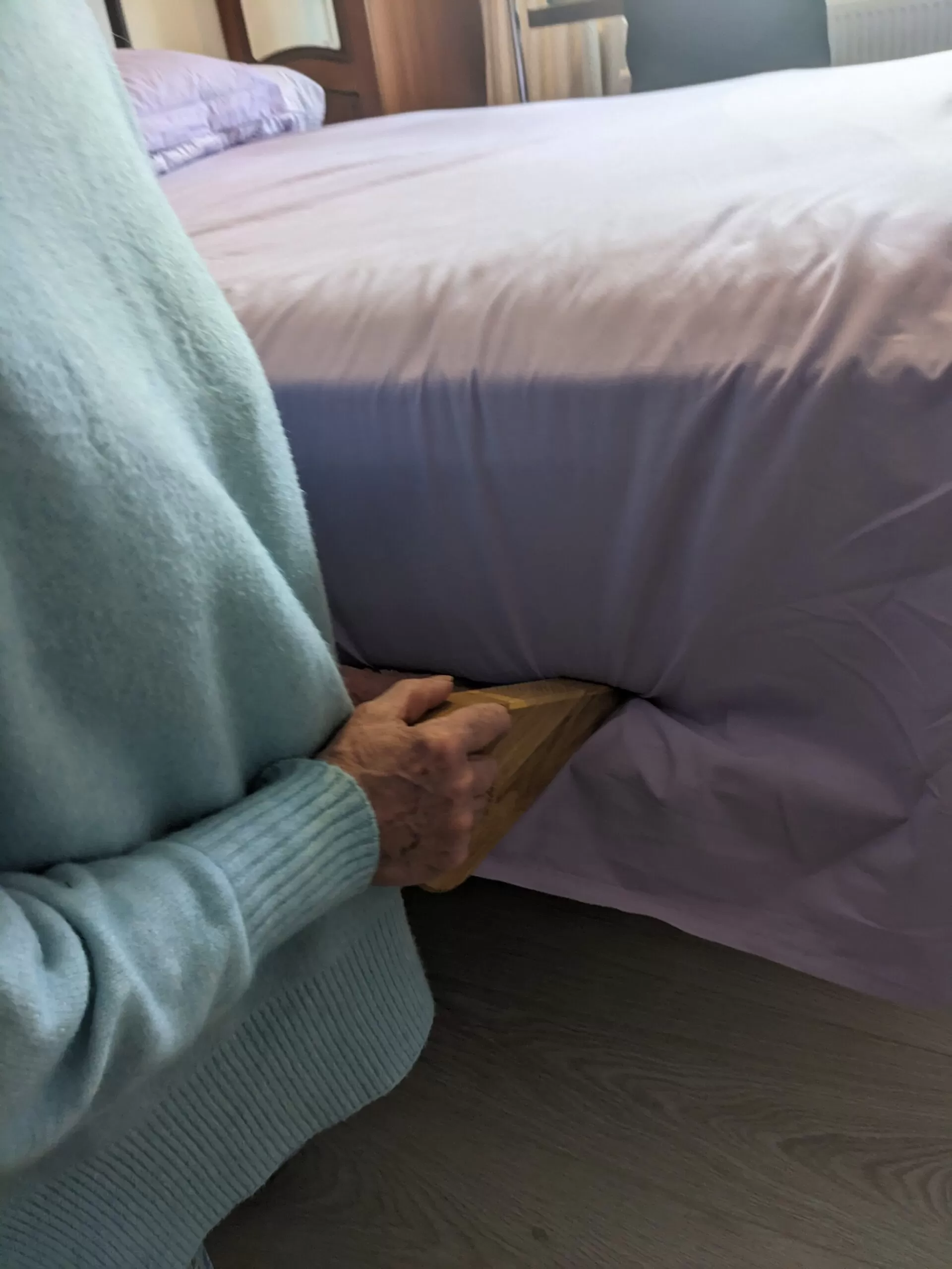 Bed wedge mattress lifter - Solid Oak - Image 7