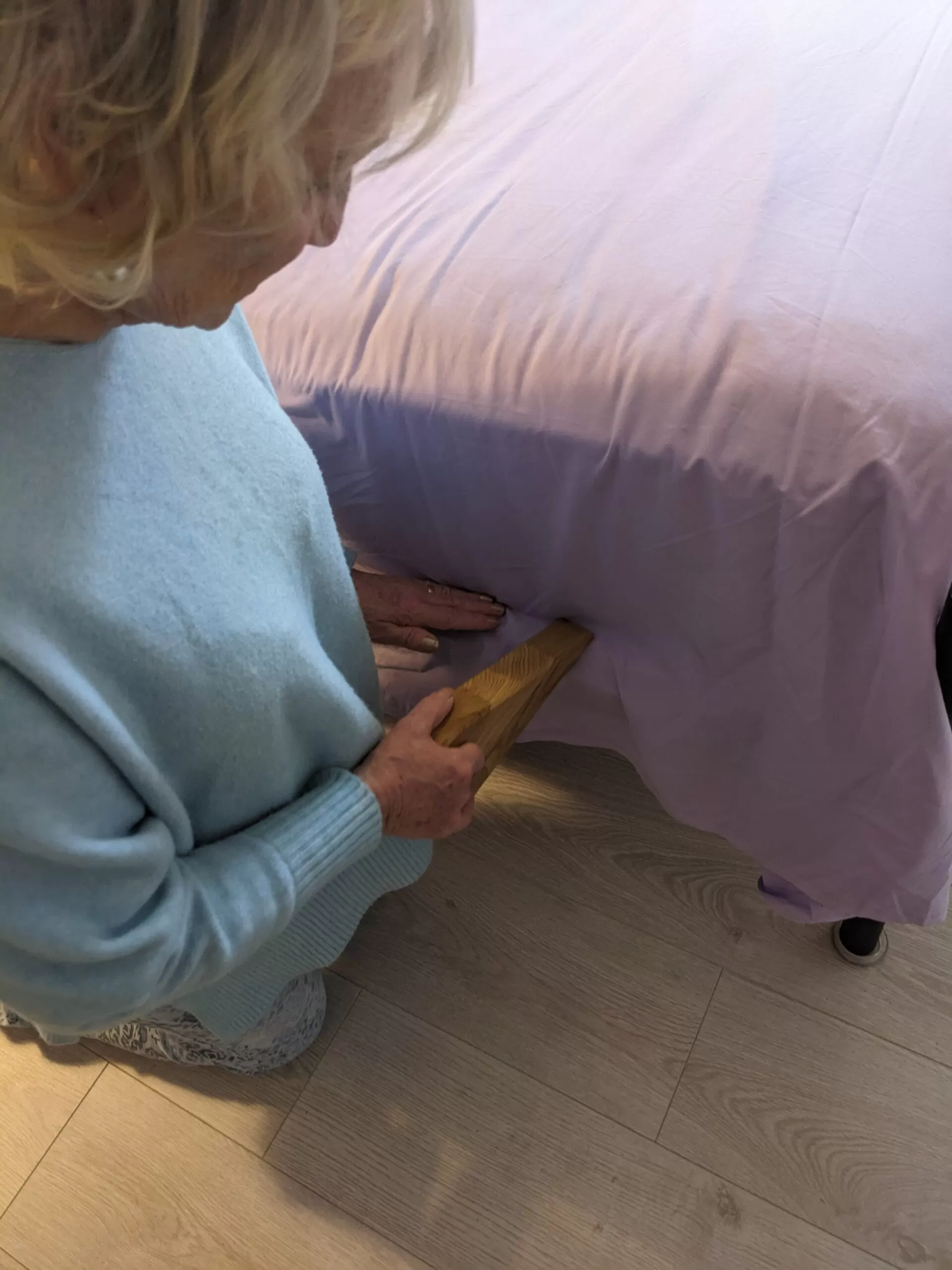 Bed wedge mattress lifter - Solid Oak - Image 8