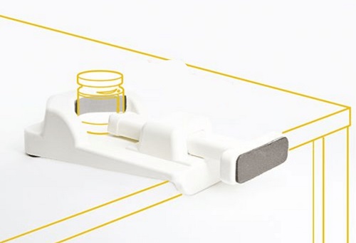 Graphic of jar opener on a white table showing the outline of a jar in the opener