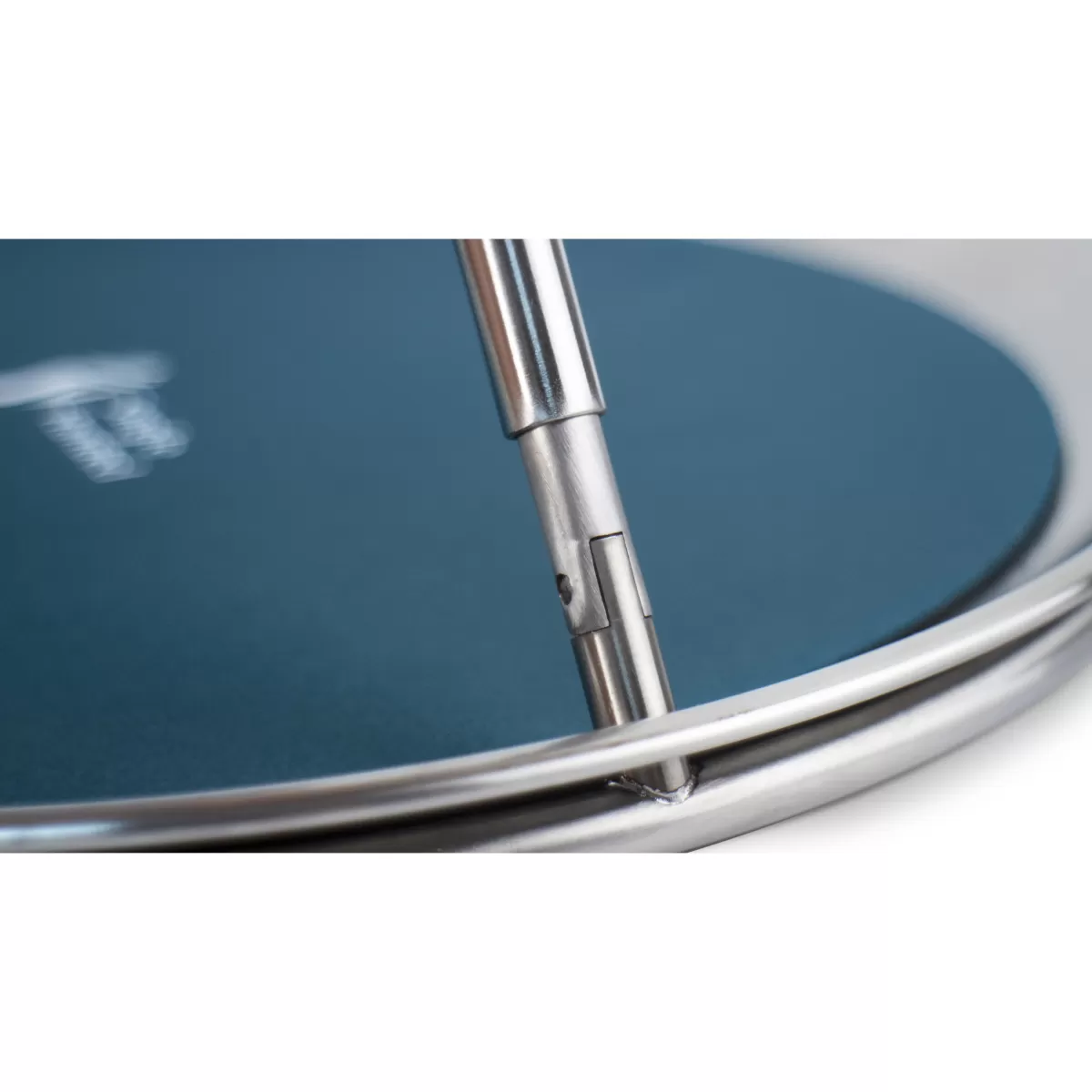 Topple Tray Single-handed Tray close up of joint