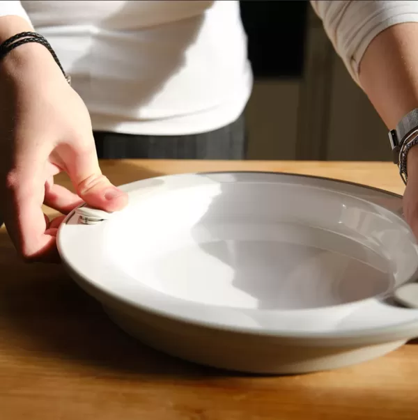 Thermal plate being placed on a table, has hidden feature to keep food warm for a long time for those who eat slowly