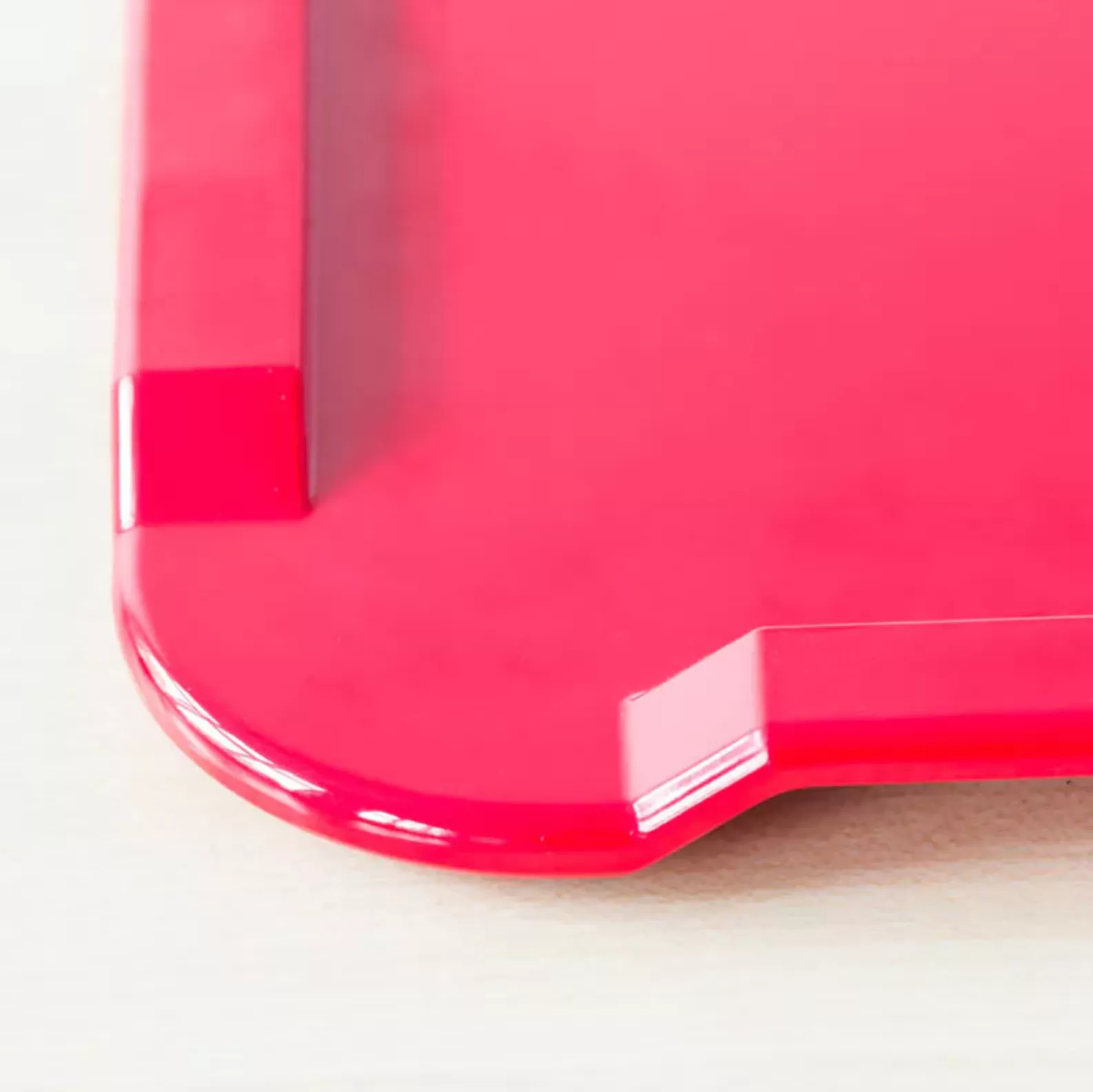 Non-slip one handed cooking tray showing corner raised rim